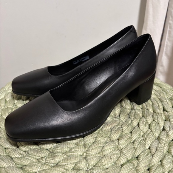 ECCO Shape 35 Squared Pump
Black Leather Block High-Heel Pumps NWOB - Picture 2 of 8